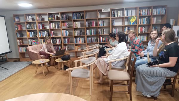 00e59_Beseda so spisovateľkou D. Sakmárovou 2024.jpg